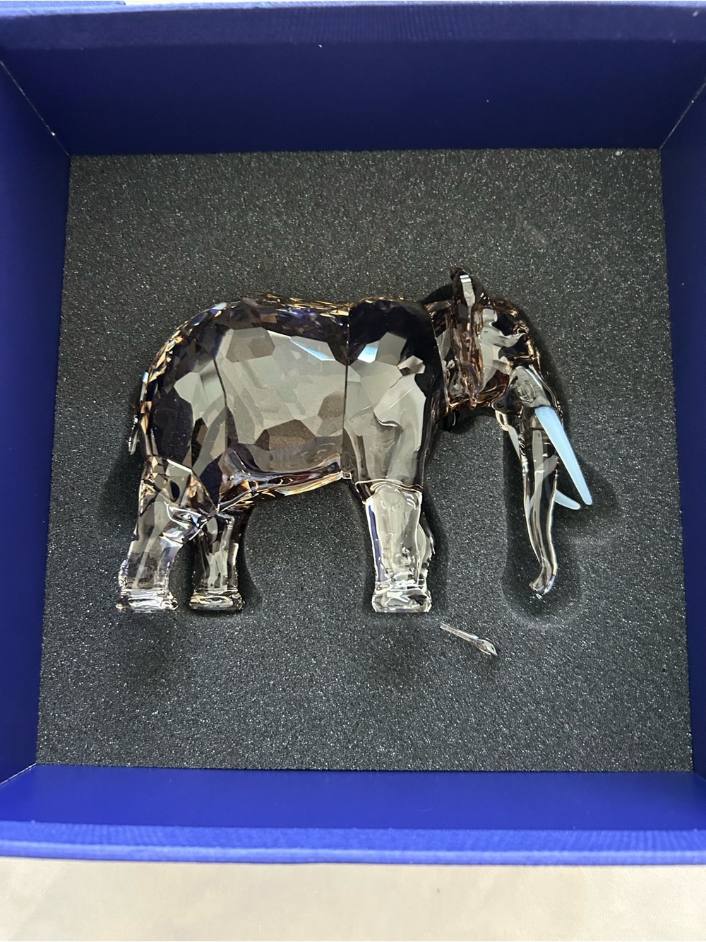 READ. Swarovski SCS Fayola Elephant Crystal  Tail is broken off.